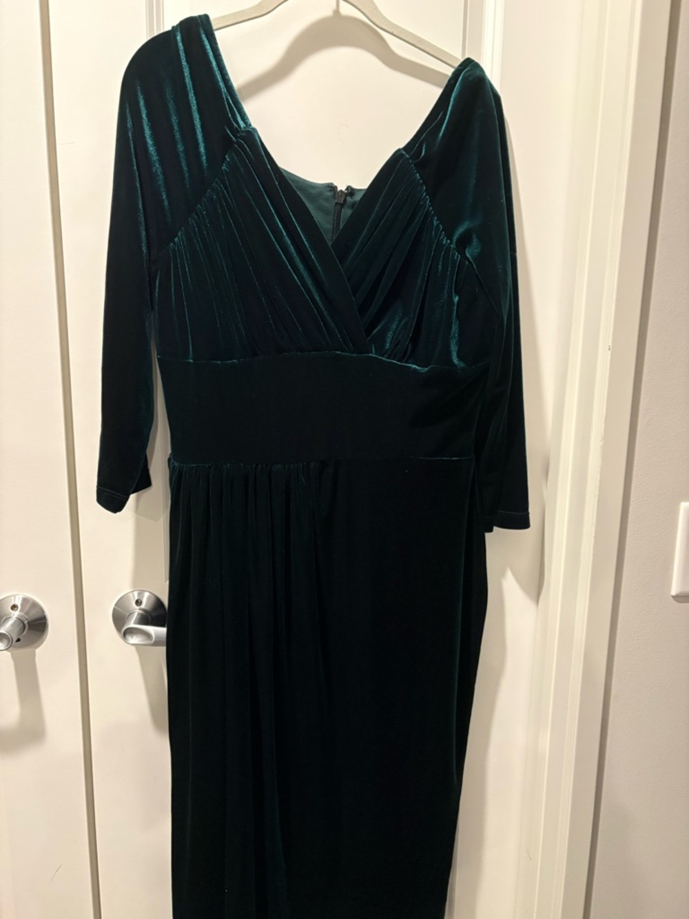 Vixen by Micheline Pitt Emerald Green Velvet V‑Neck Midi Dress